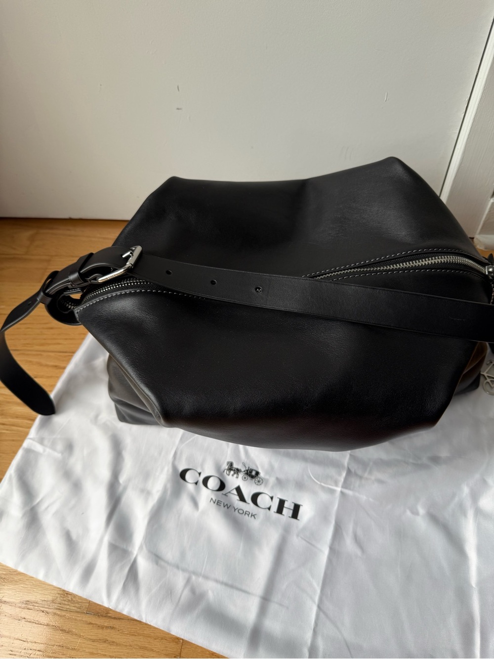 Black Leather Men's Shoulder Bag - Classic Zip Detail - Picture 4 of 5